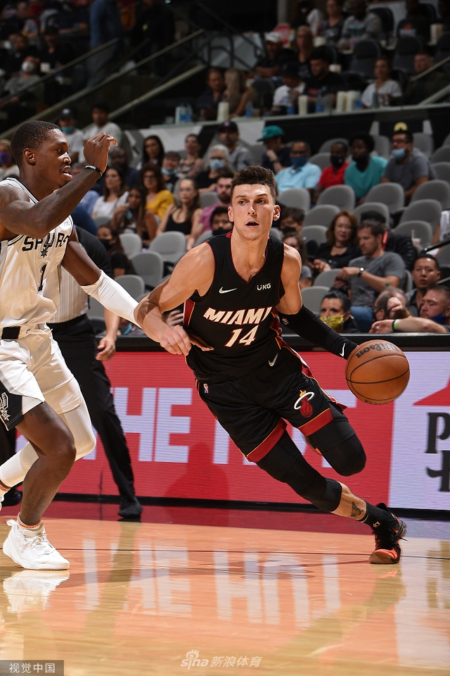 一个教练在 一个教练在